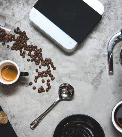 A kávékészítés élménye nem mindenkinek csak az ízekről szól, sokaknak a készítés folyamatáról is, hogy igazi baristaként süröghetsz-foroghatsz otthon.